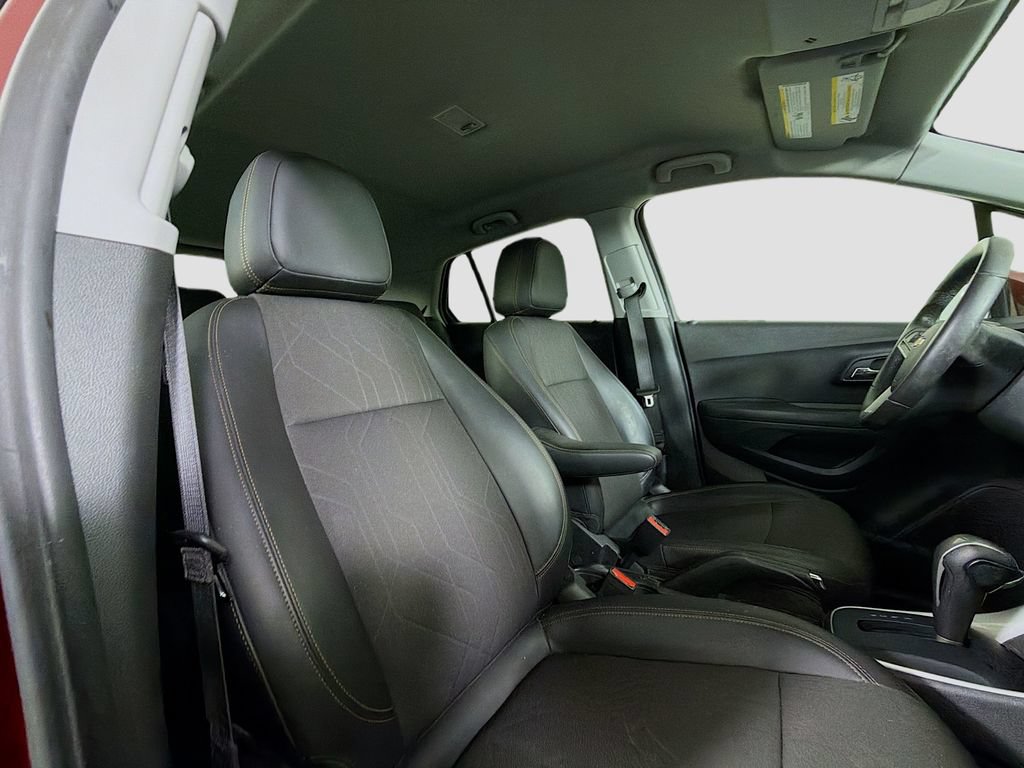 Used 2022 Chevrolet Trax LT w/ LT Convenience Package AWD/4WD image 25