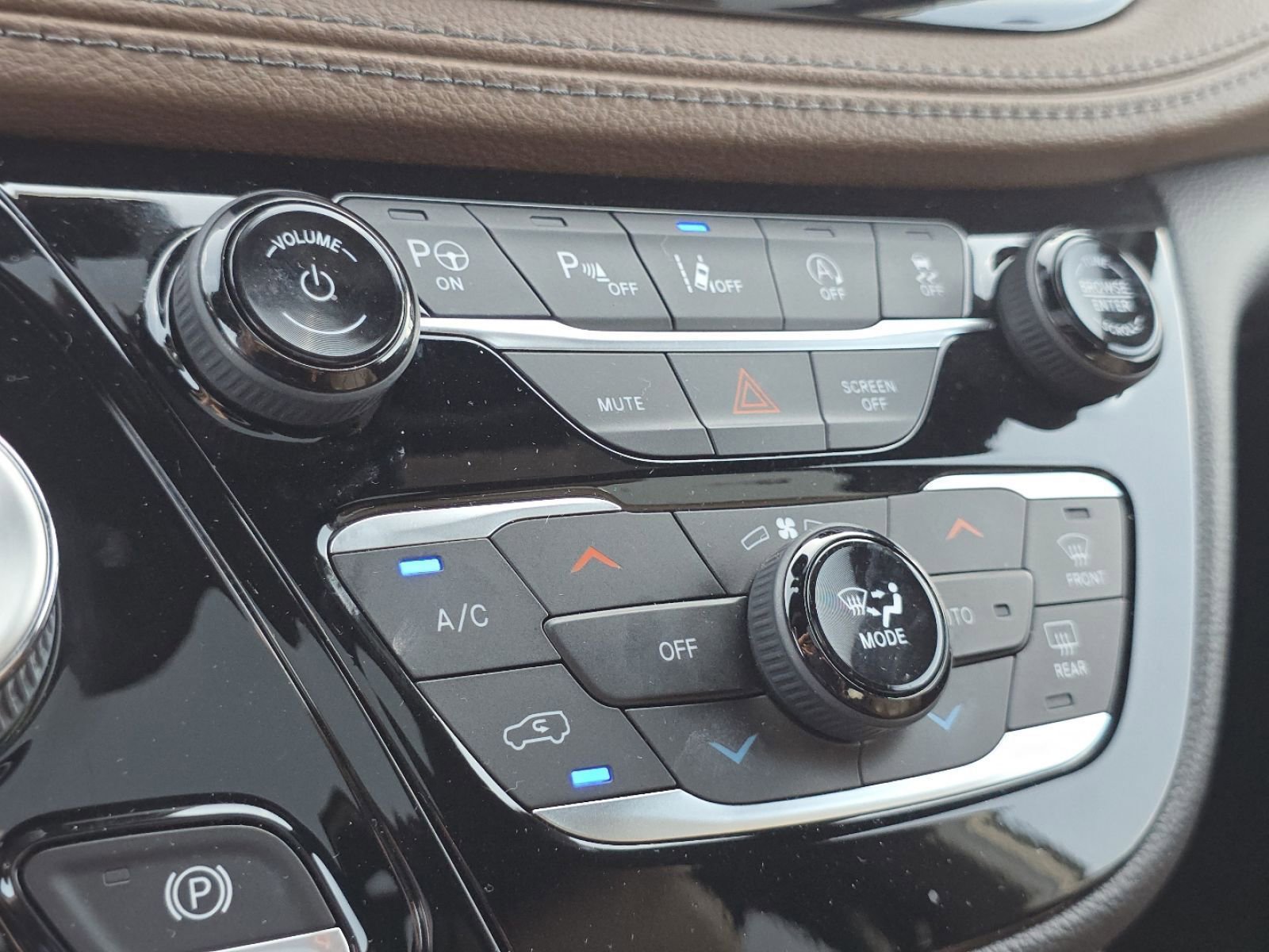 Used 2021 Chrysler Pacifica Limited w/ Uconnect Theater Family Group AWD/4WD image 5