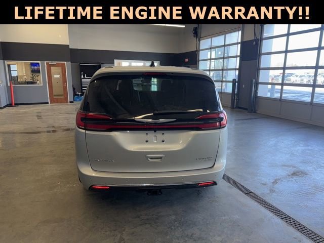 New 2026 Chrysler Pacifica Limited w/ Trailer Tow Group AWD/4WD image 8