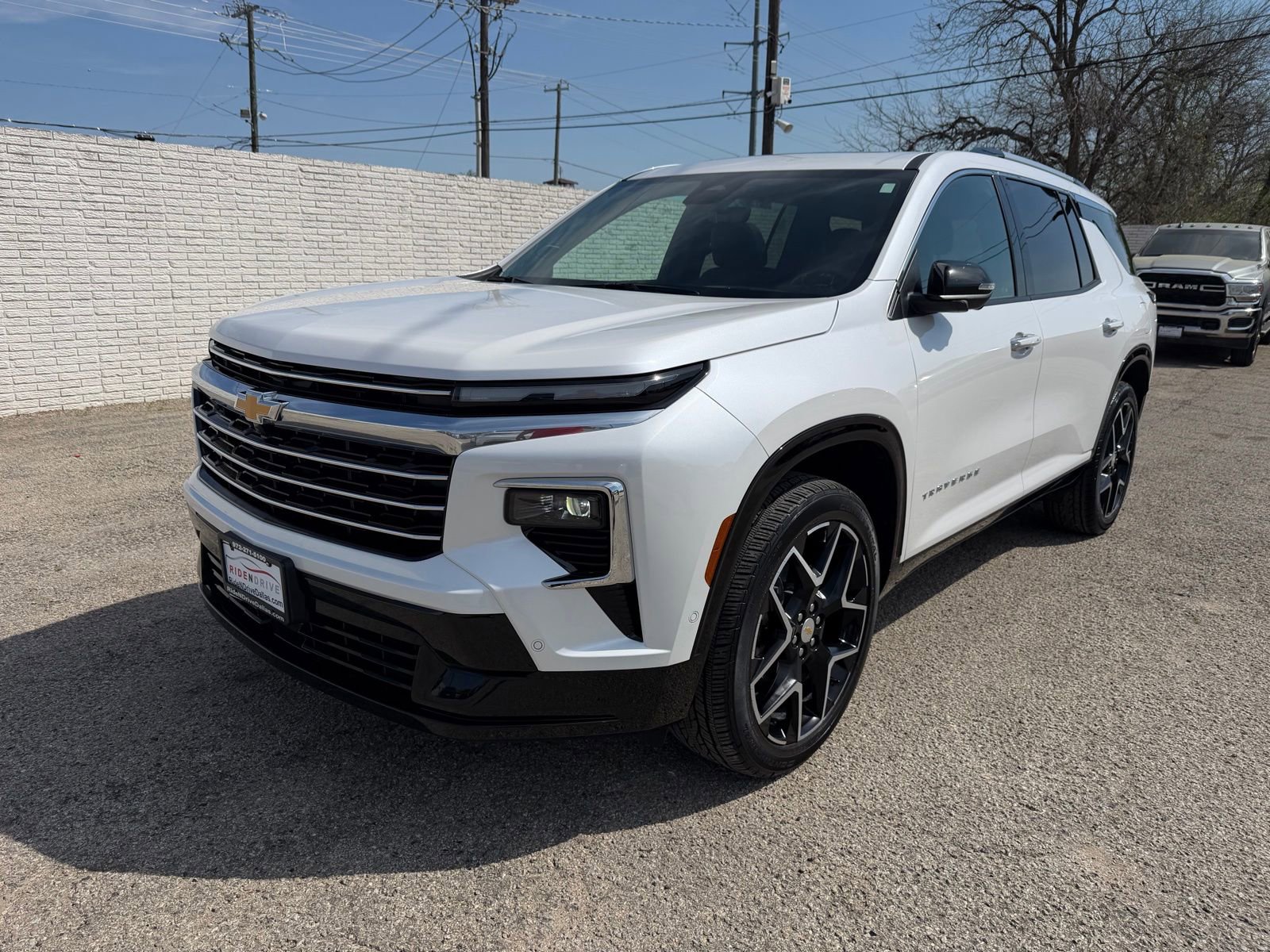 Used 2025 Chevrolet Traverse High Country video 1