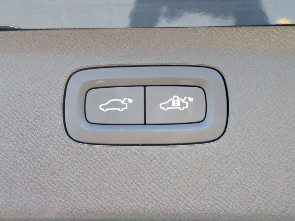 Used 2025 Volvo XC90 B6 Plus w/ Protection Package Premier image 15