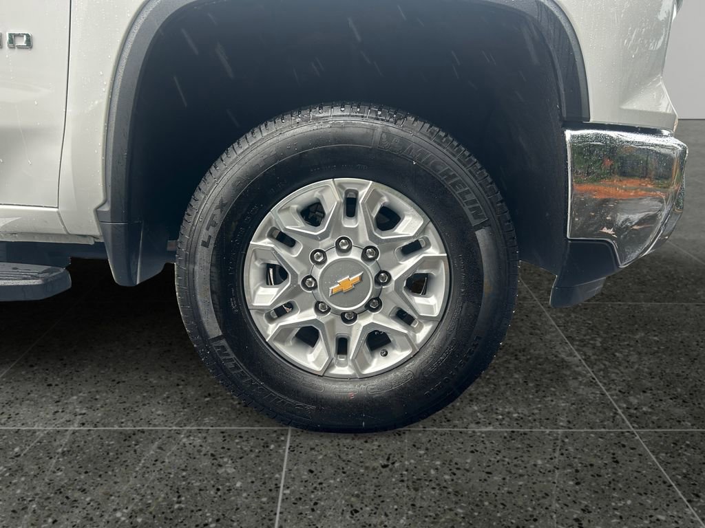 Used 2025 Chevrolet Silverado 3500 LT image 9