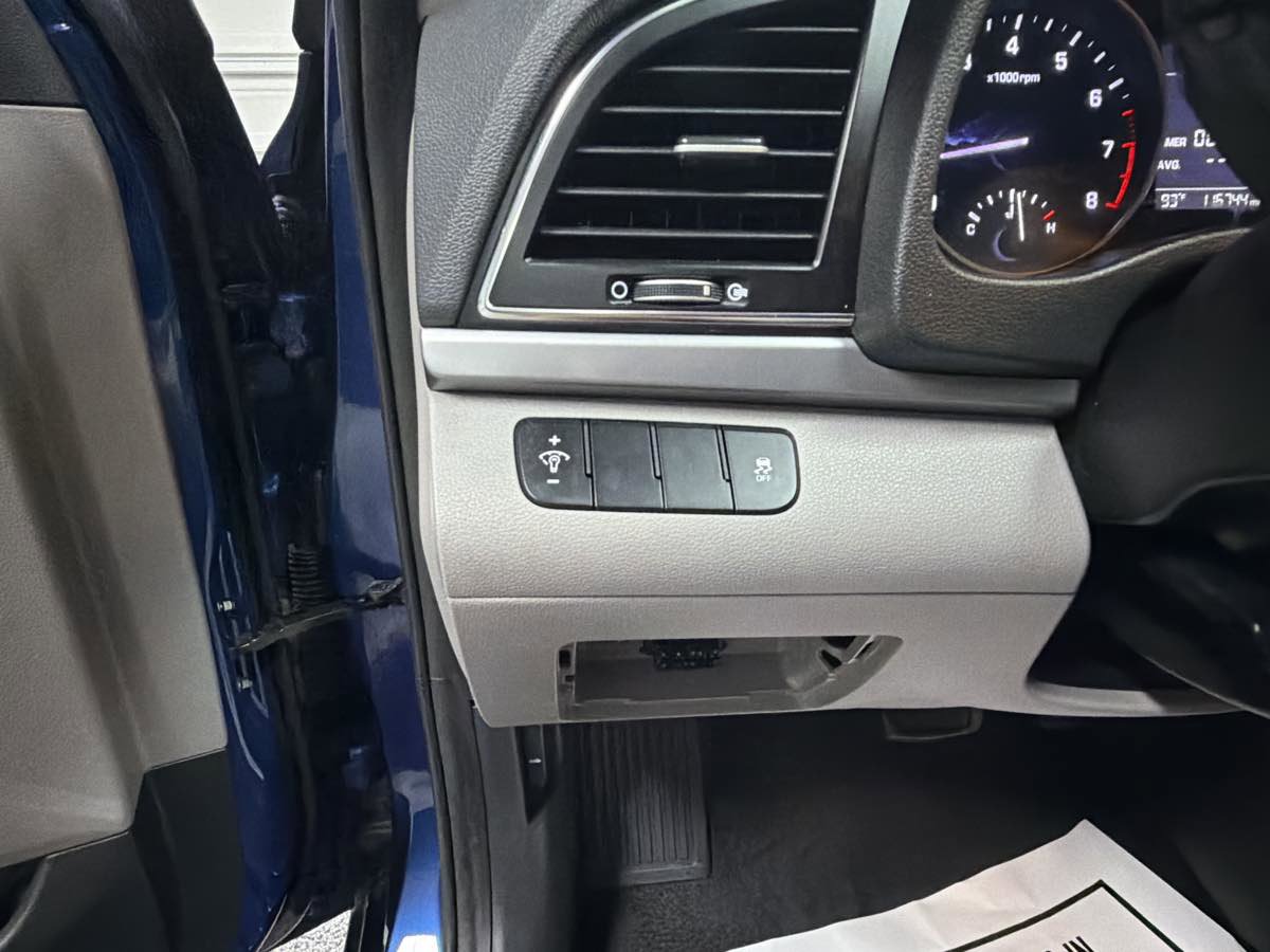 Used 2017 Hyundai Elantra SE FWD image 14