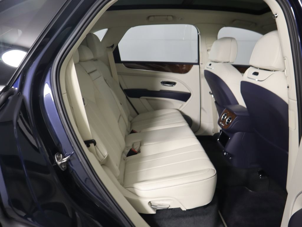 Used 2025 Bentley Bentayga image 23