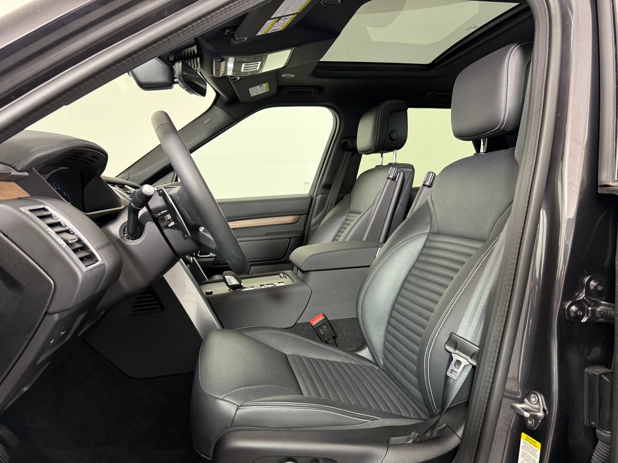 Used 2025 Land Rover Discovery S AWD/4WD image 5