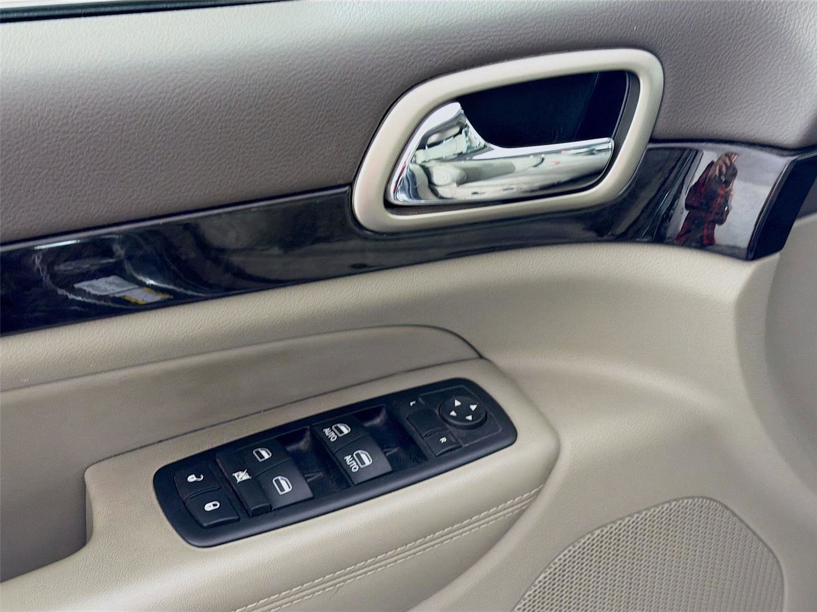 Used 2012 Jeep Grand Cherokee Laredo w/ Laredo E Group image 17