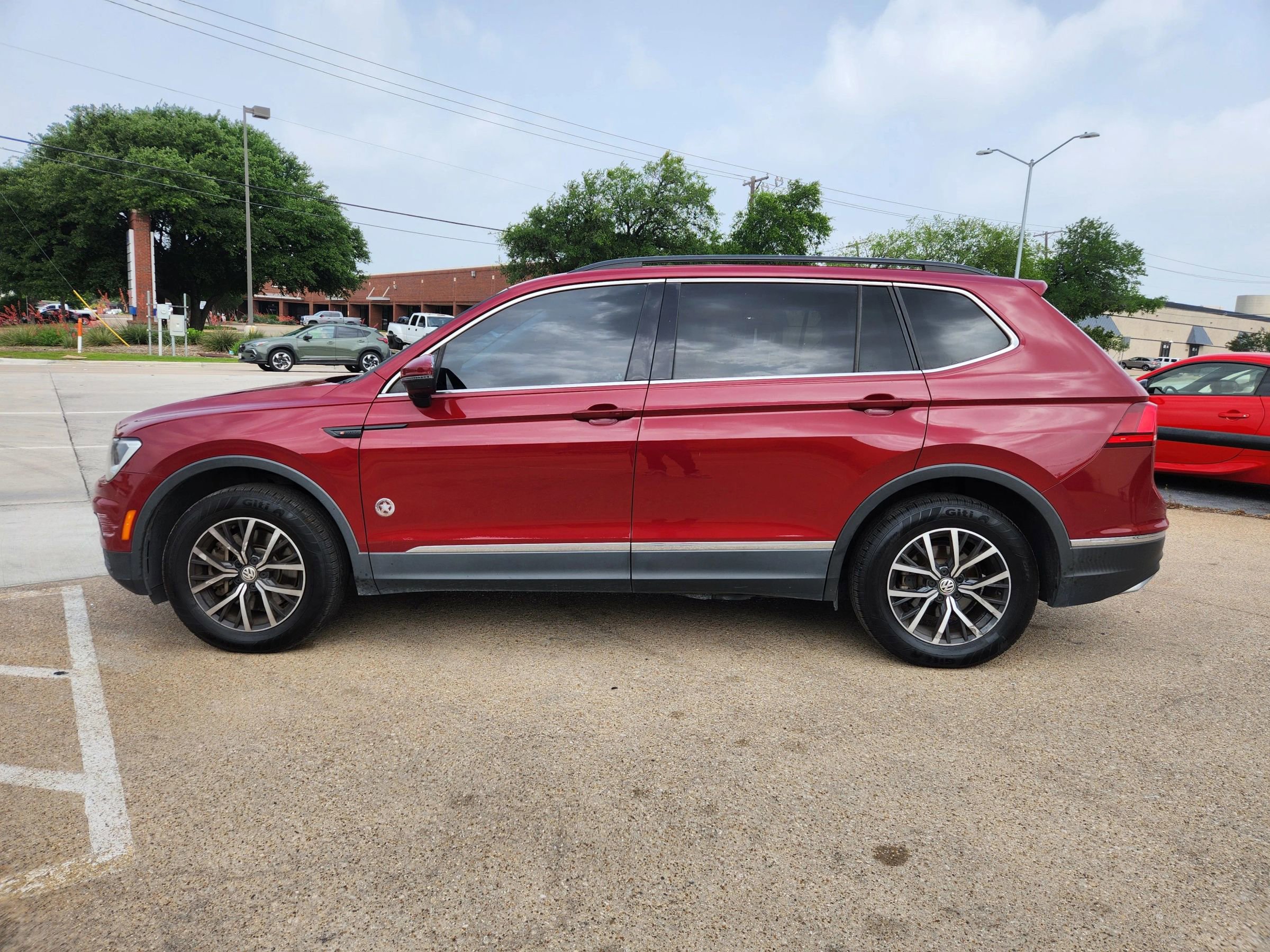 Used 2020 Volkswagen Tiguan SE FWD image 1