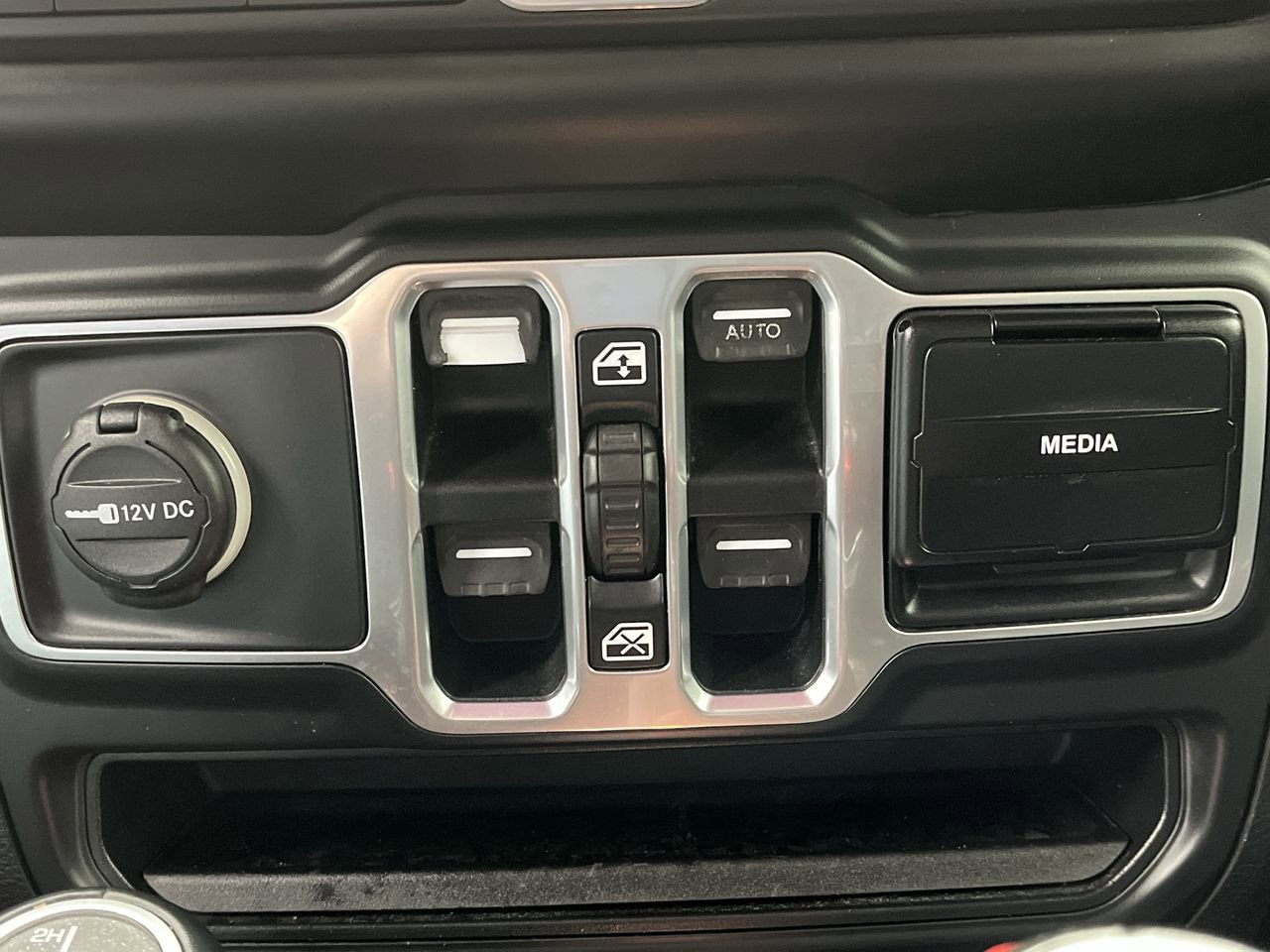 Used 2018 Jeep Wrangler Unlimited Sahara image 21
