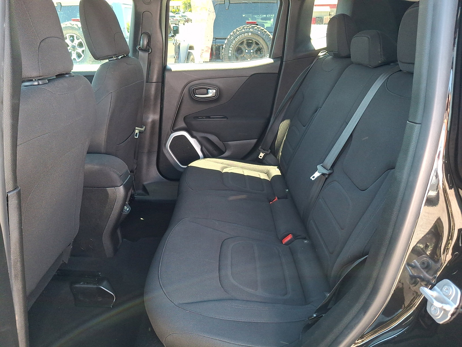 Used 2018 Jeep Renegade Latitude w/ Cold Weather Group AWD/4WD image 10