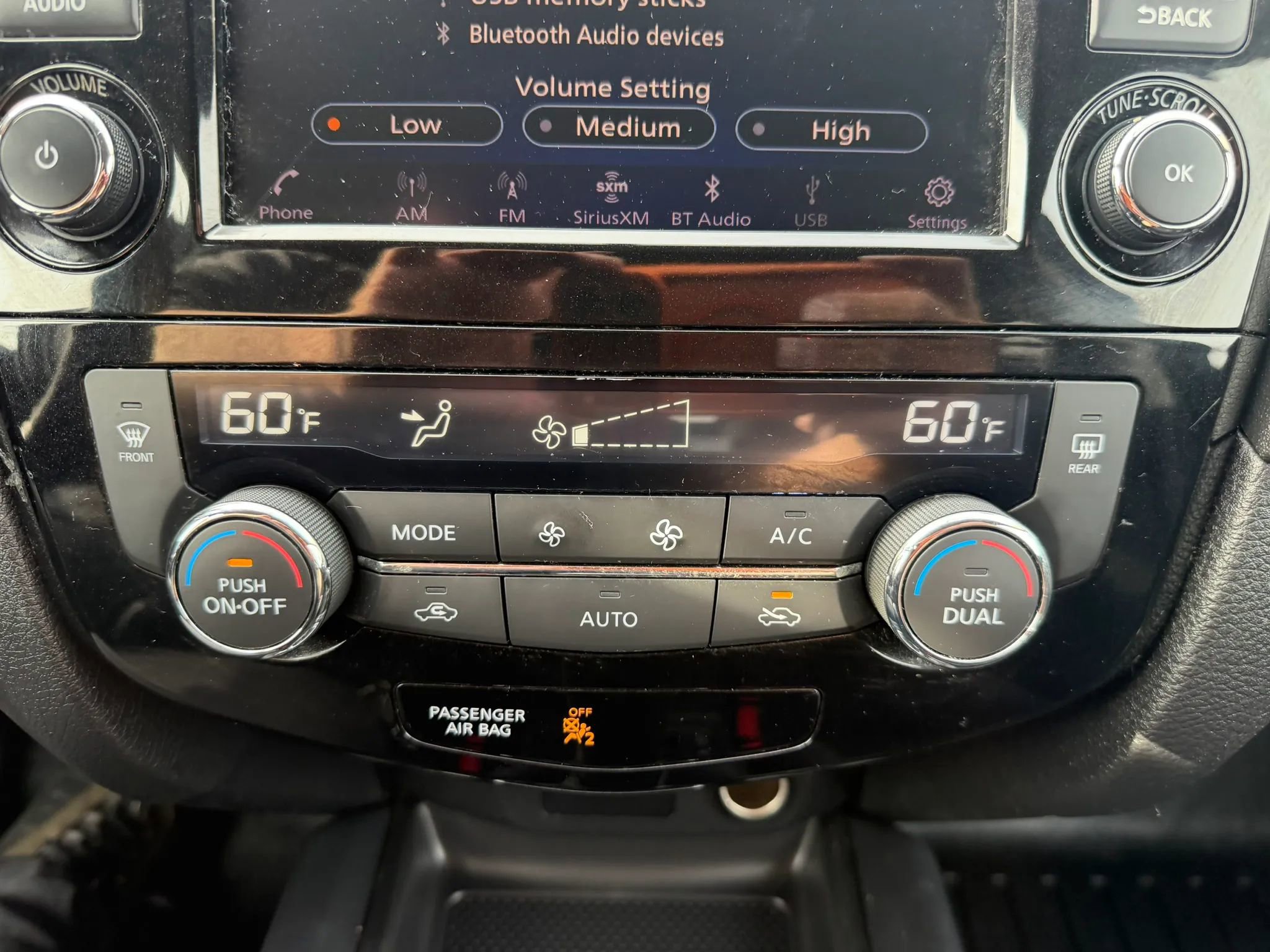 Used 2018 Nissan Rogue SV w/ Premium Package image 16