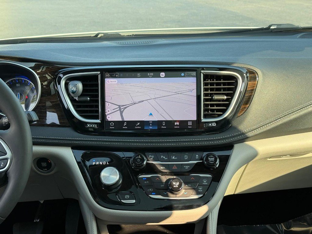 Used 2024 Chrysler Pacifica Limited FWD image 16