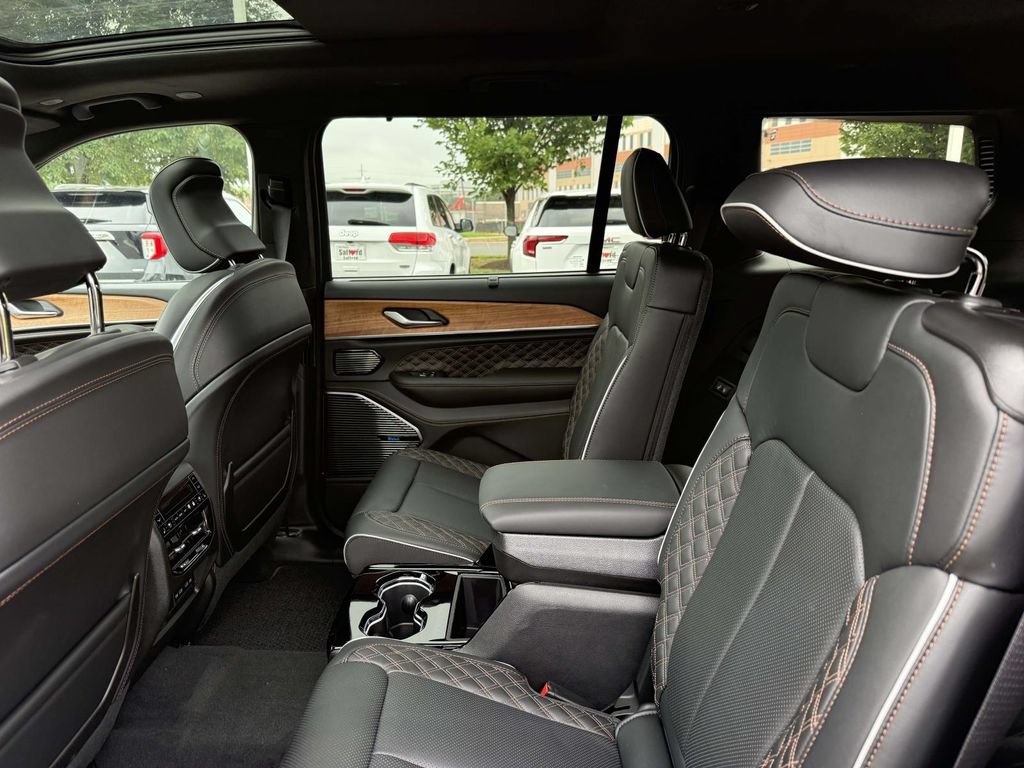 New 2026 Jeep Grand Cherokee L Summit w/ Obsidian Package AWD/4WD image 17