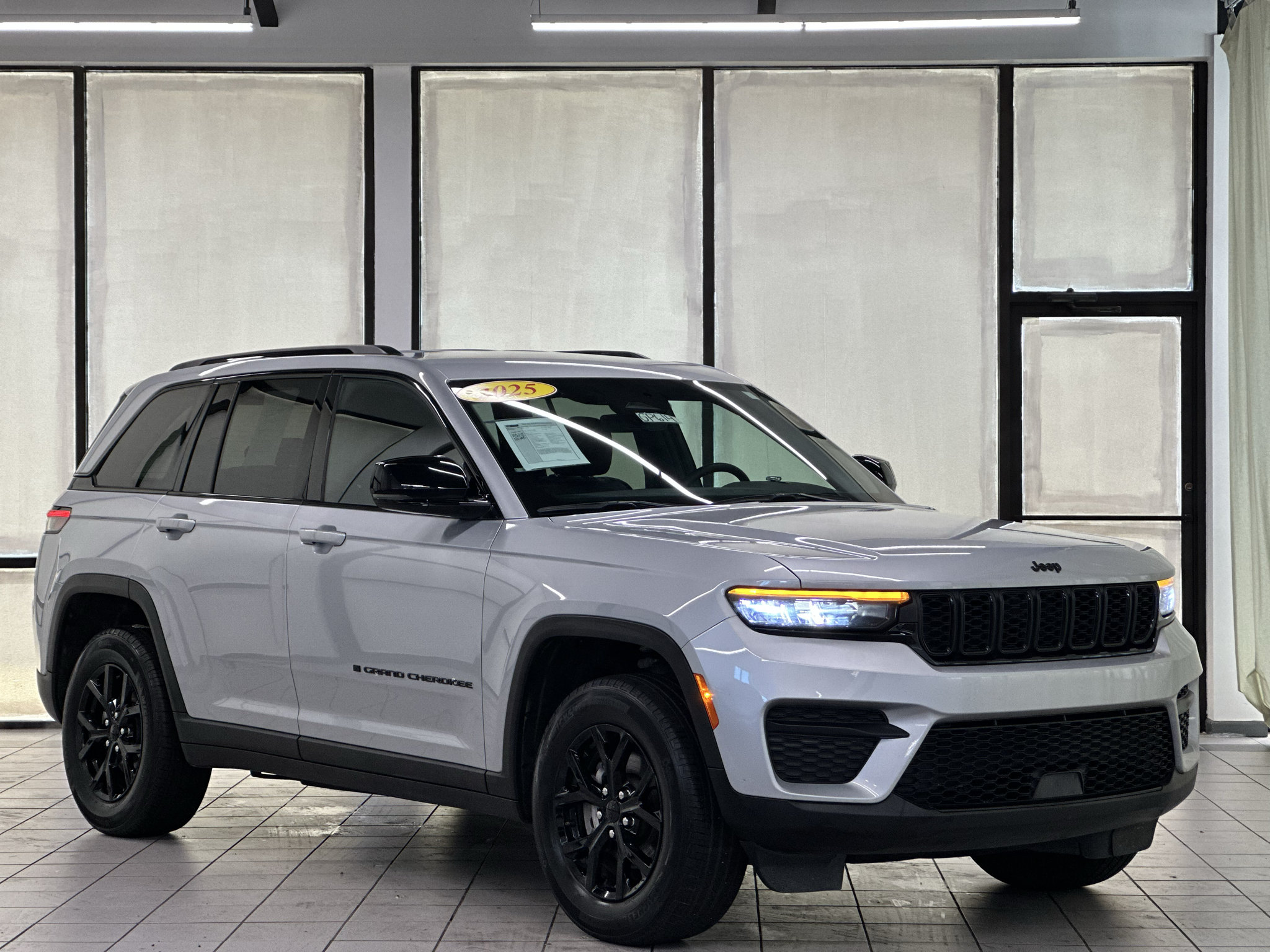 Used 2025 Jeep Grand Cherokee Altitude AWD/4WD image 1