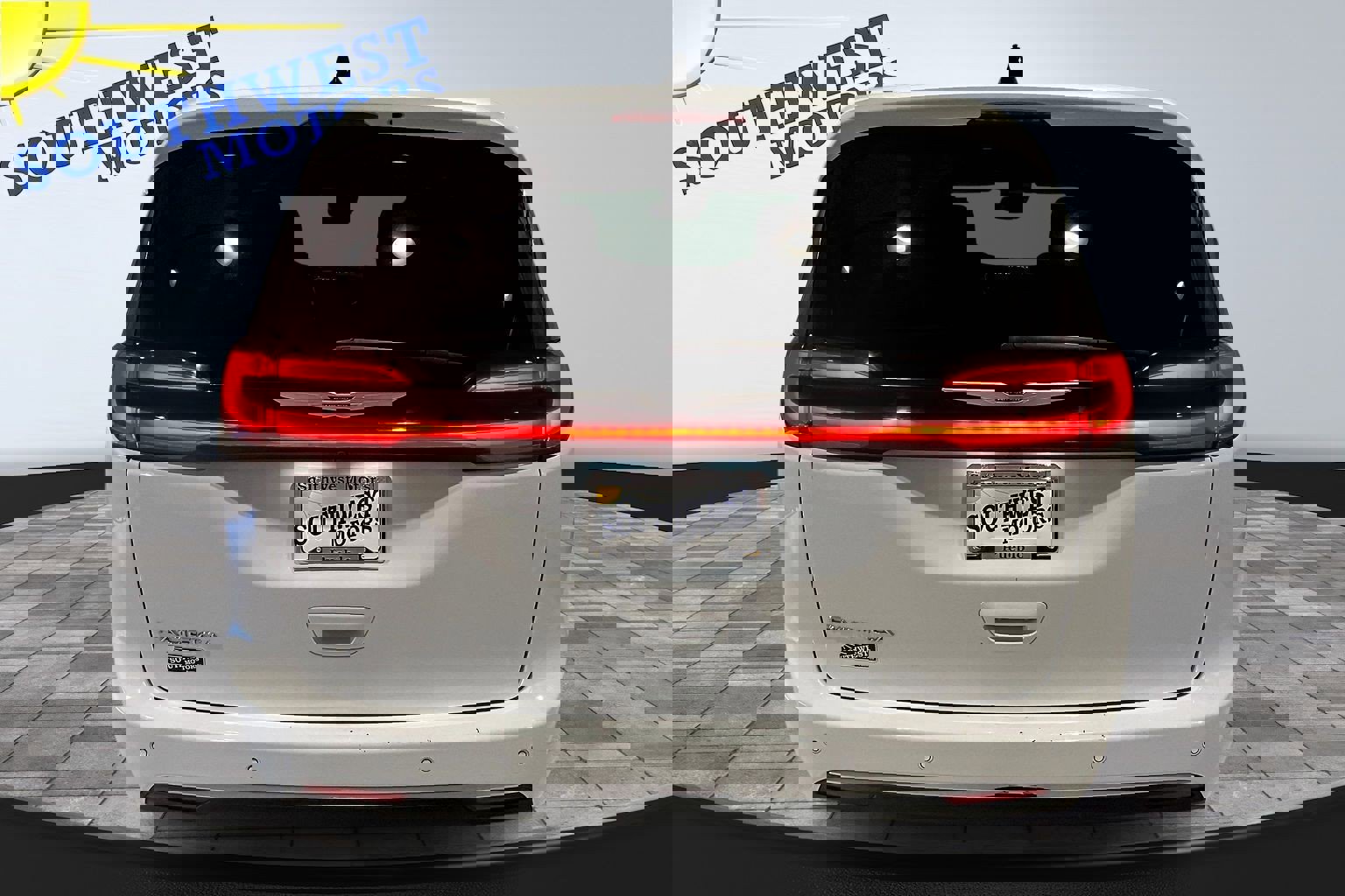 Used 2024 Chrysler Pacifica Touring-L image 5