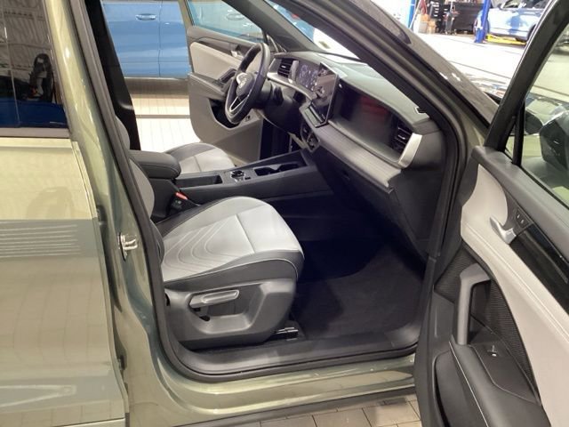 Used 2025 Volkswagen Tiguan SE R-Line AWD/4WD image 11