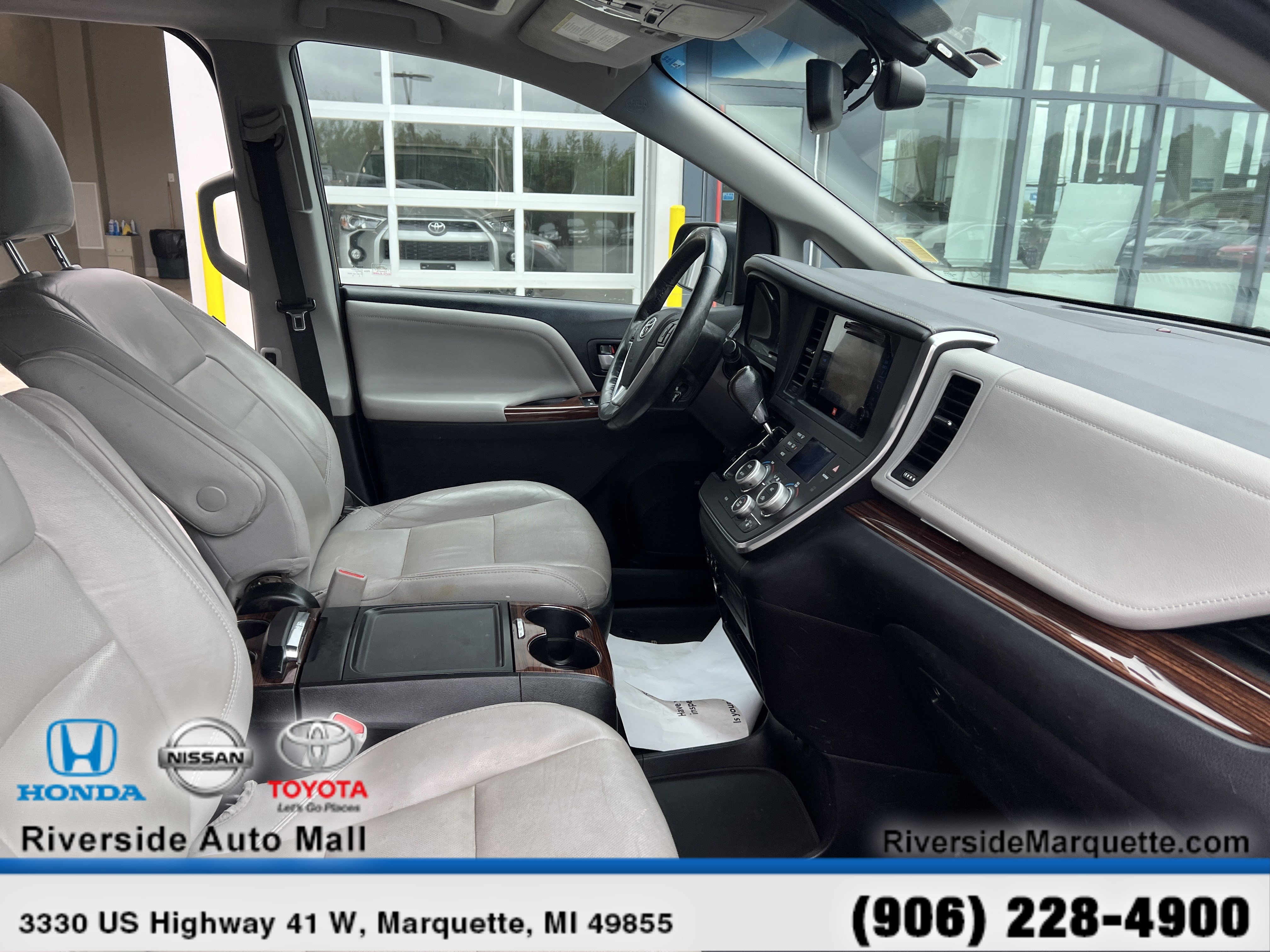 Used 2015 Toyota Sienna Limited Premium w/ Four Season Floor Mat Package FWD image 27