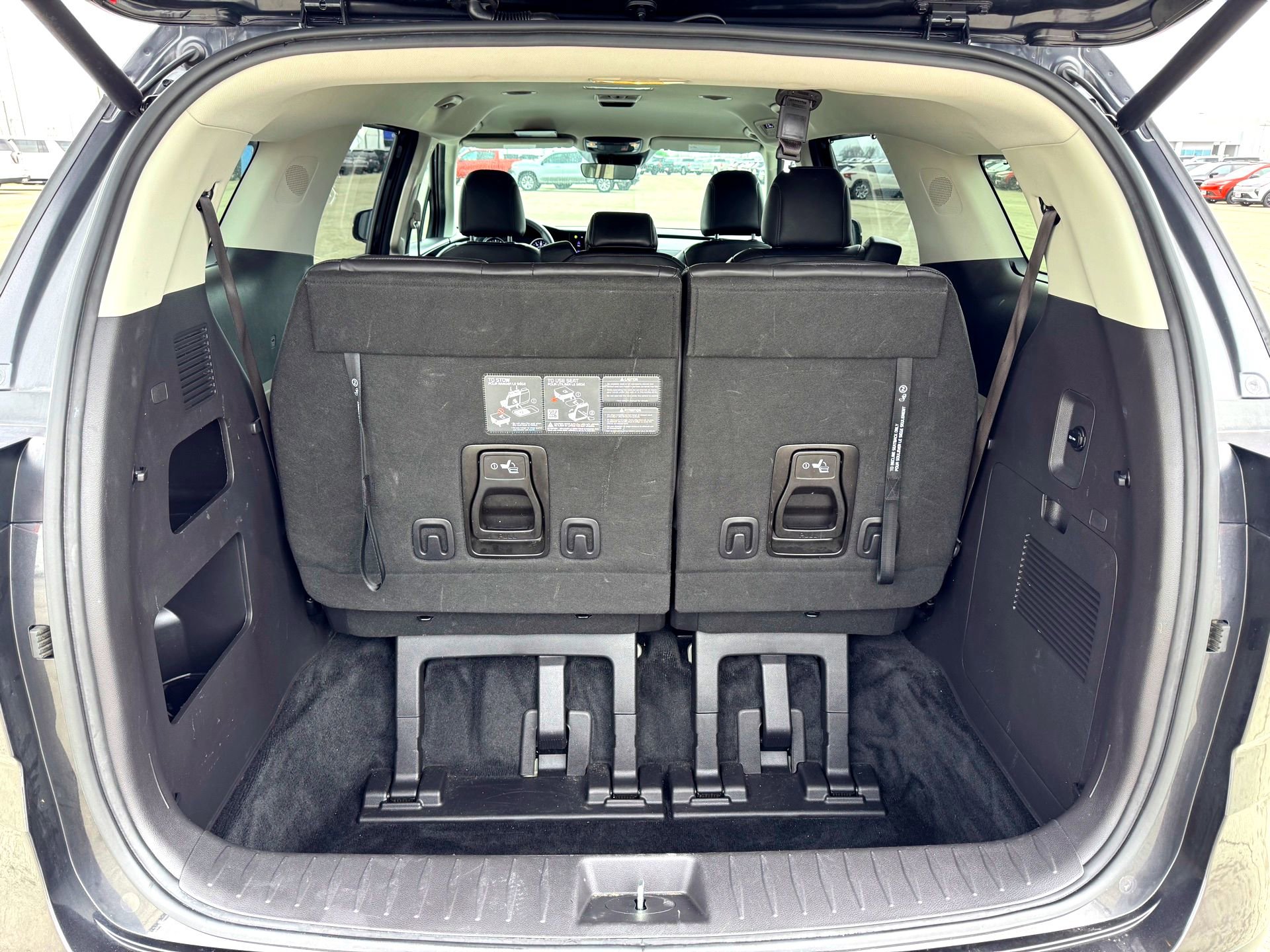 Used 2024 Kia Carnival EX image 8