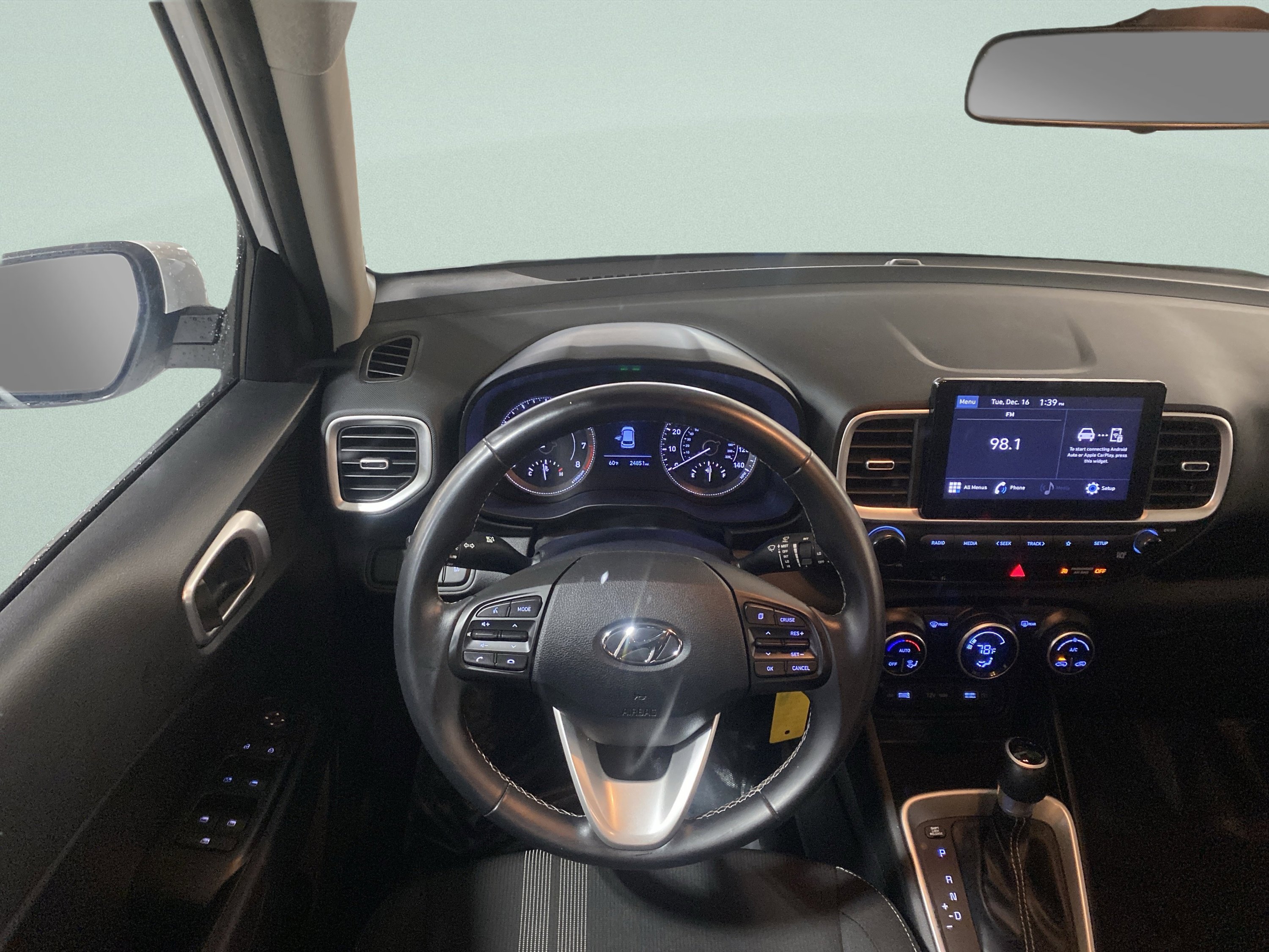 Used 2022 Hyundai Venue SEL image 17