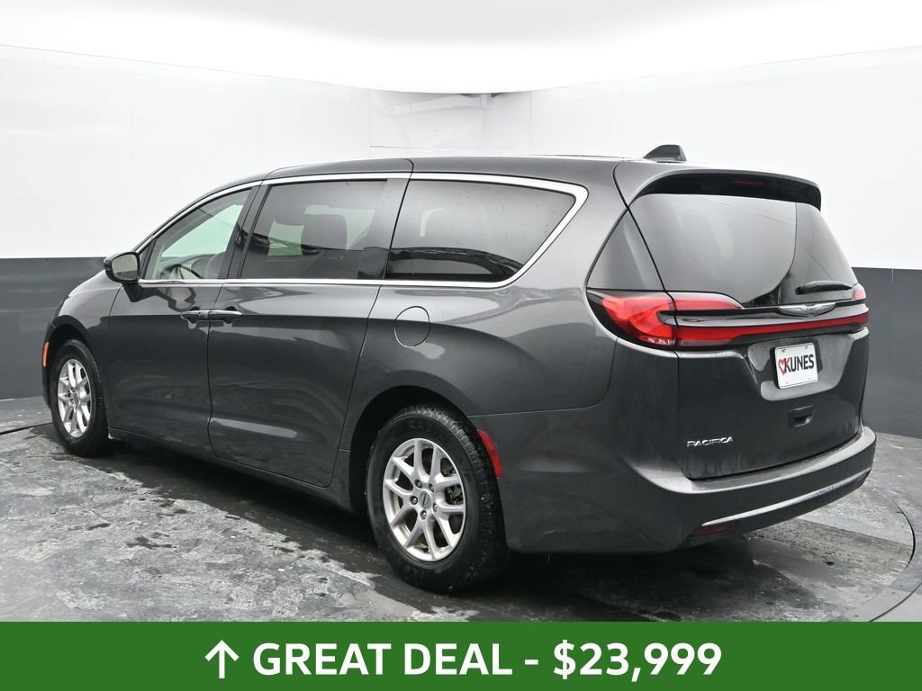 Used 2023 Chrysler Pacifica Touring-L image 10