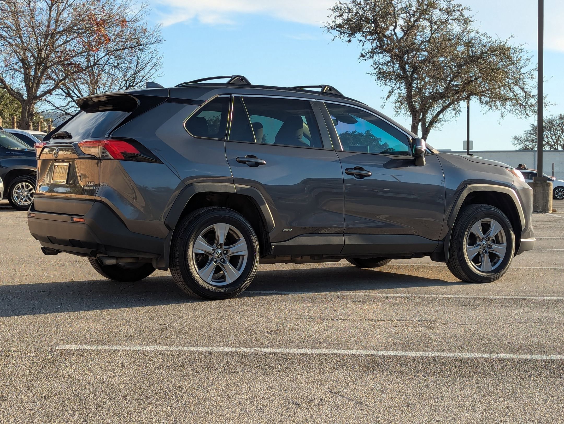 Used 2022 Toyota RAV4 XLE w/ Convenience Package image 4