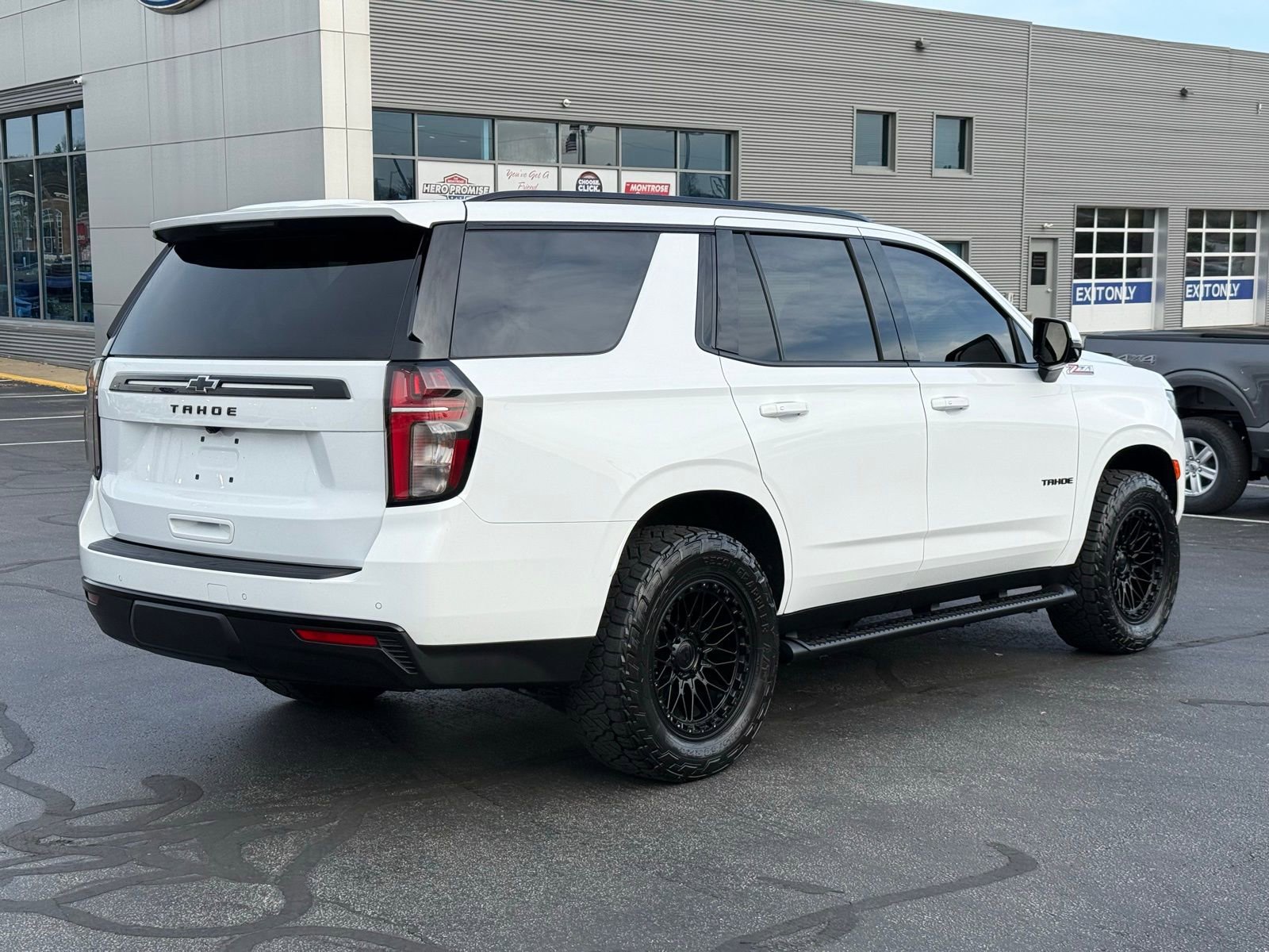 Used 2024 Chevrolet Tahoe Z71 w/ Luxury Package AWD/4WD image 3