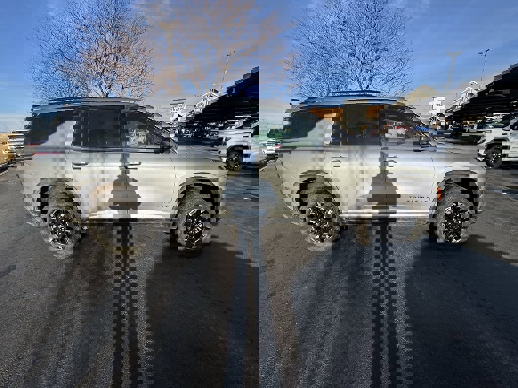 Used 2025 Chevrolet Traverse Z71 image 3