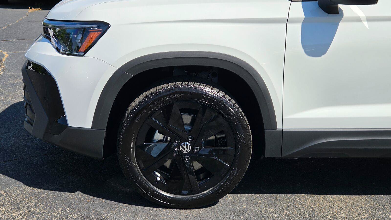 New 2027 Volkswagen Taos SE FWD image 14