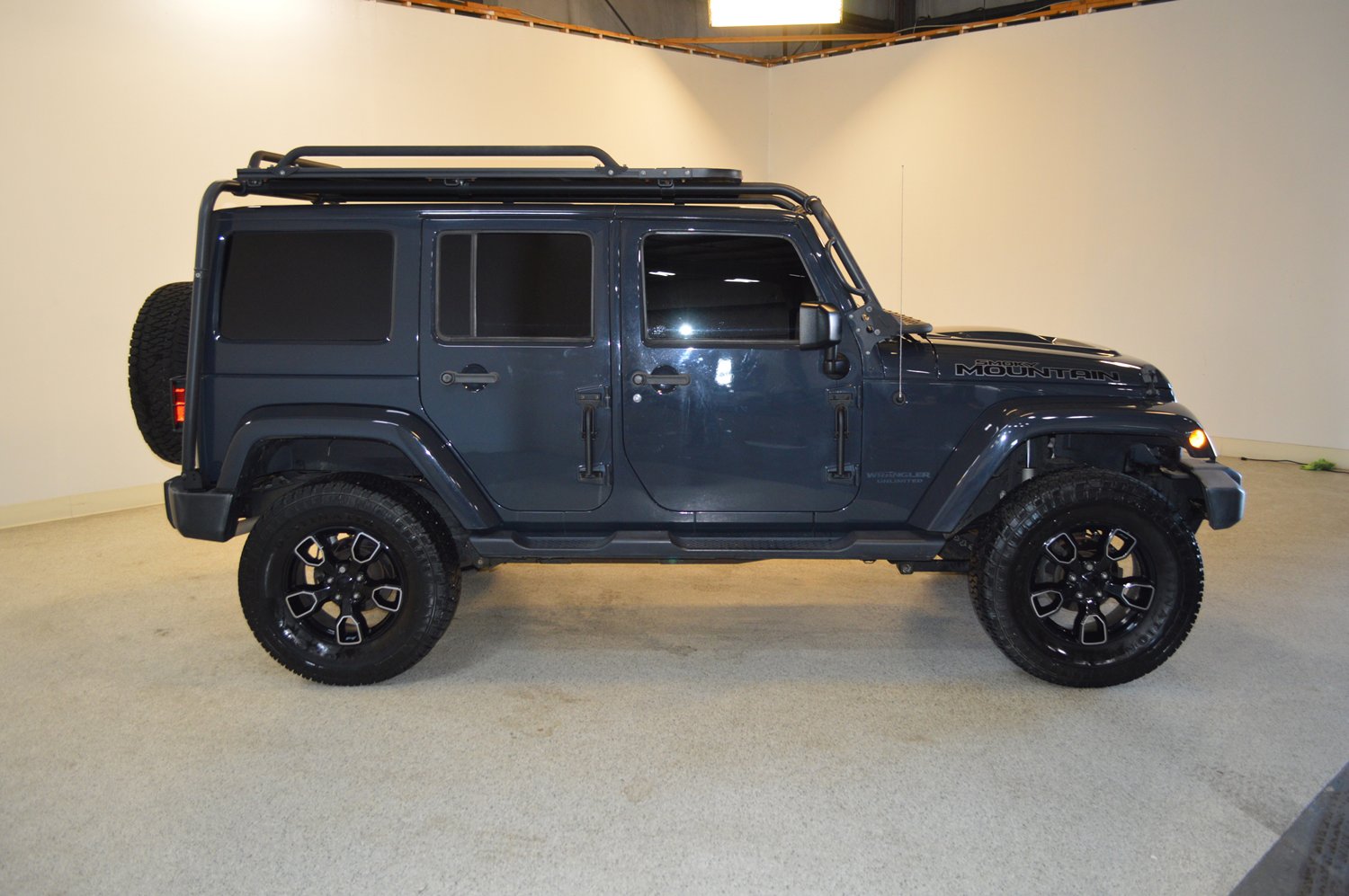Used 2017 Jeep Wrangler Unlimited Sahara image 2