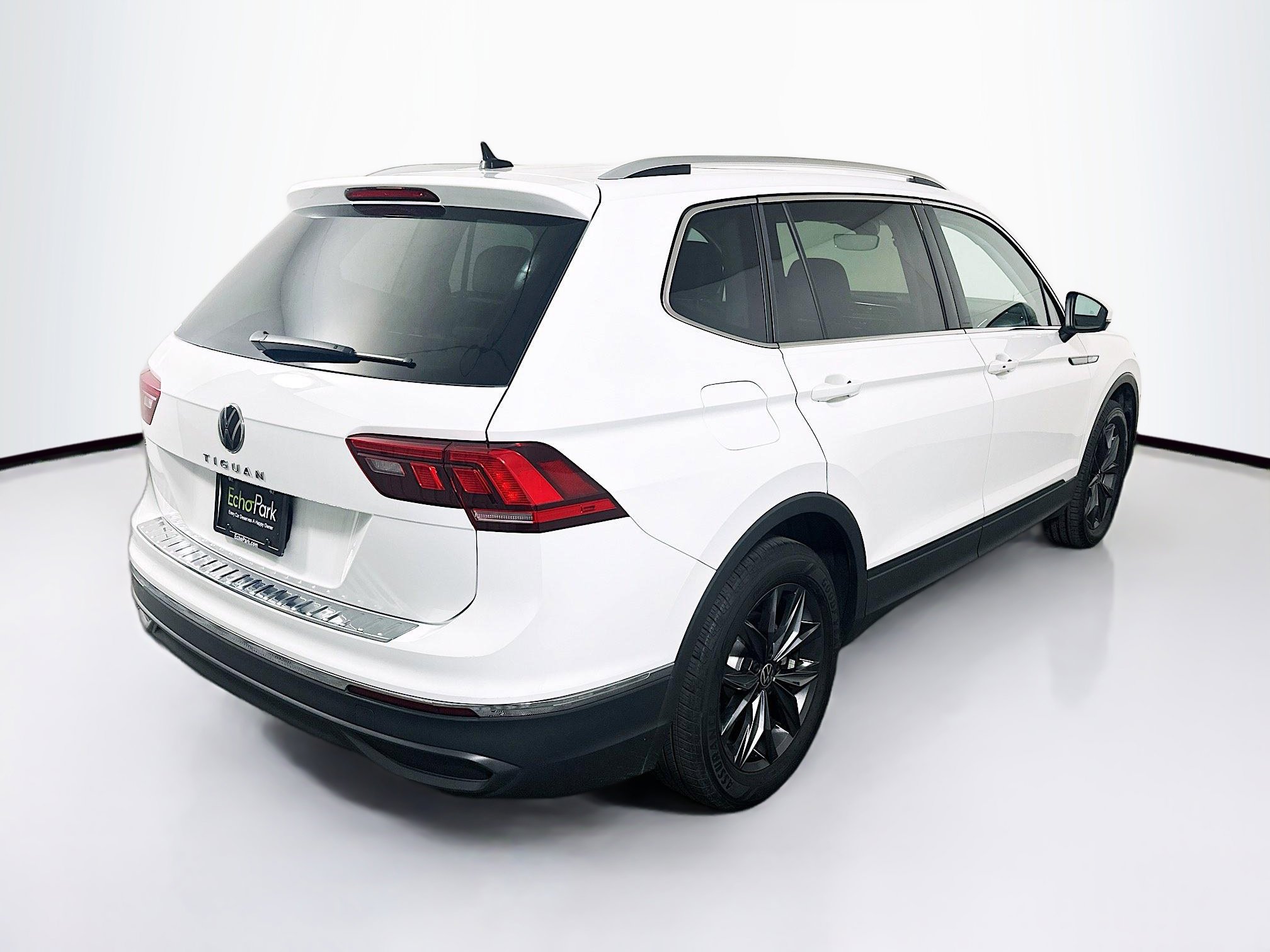 Used 2022 Volkswagen Tiguan SE w/ Panoramic Sunroof Package image 9