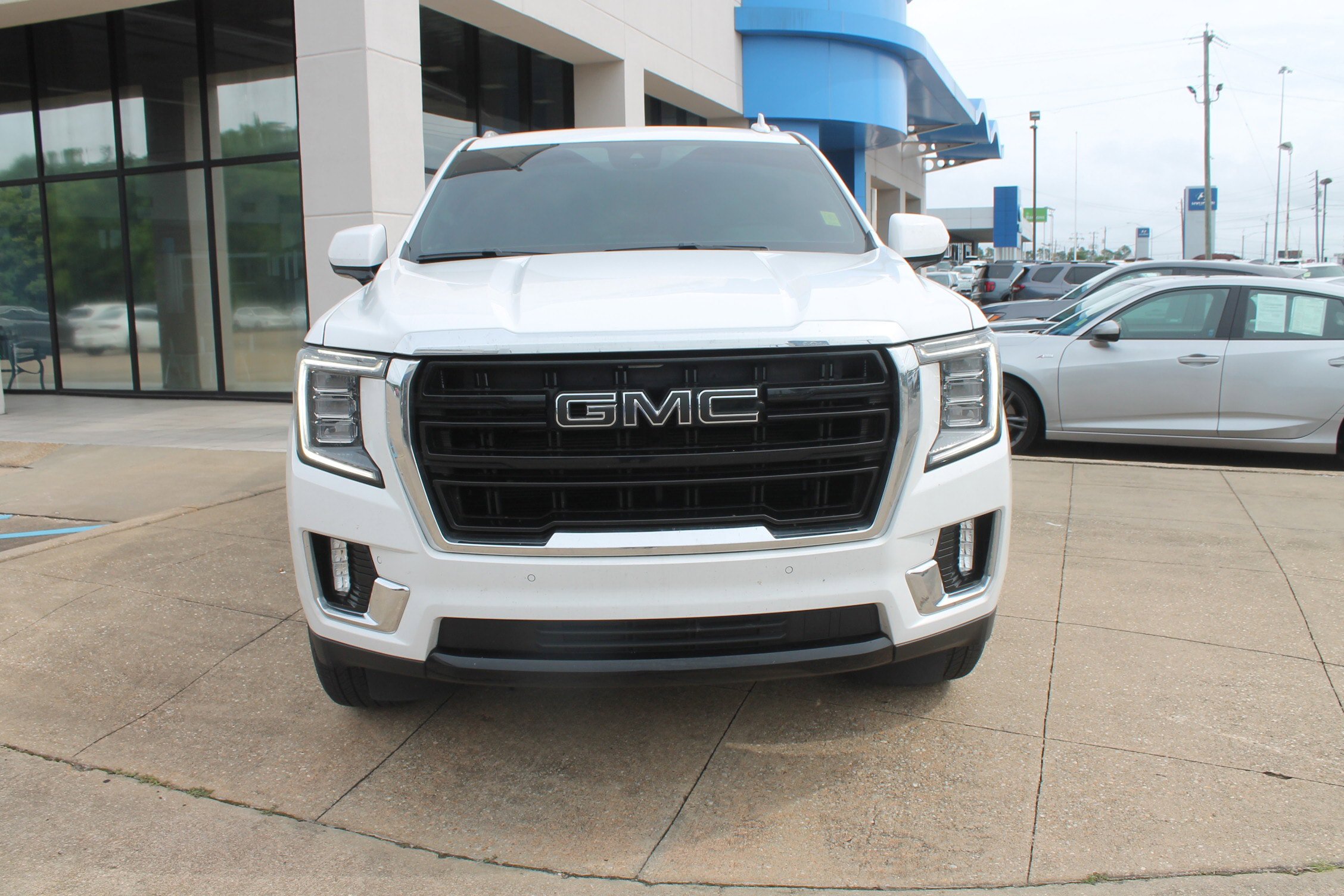 Used 2024 GMC Yukon XL SLE RWD image 2