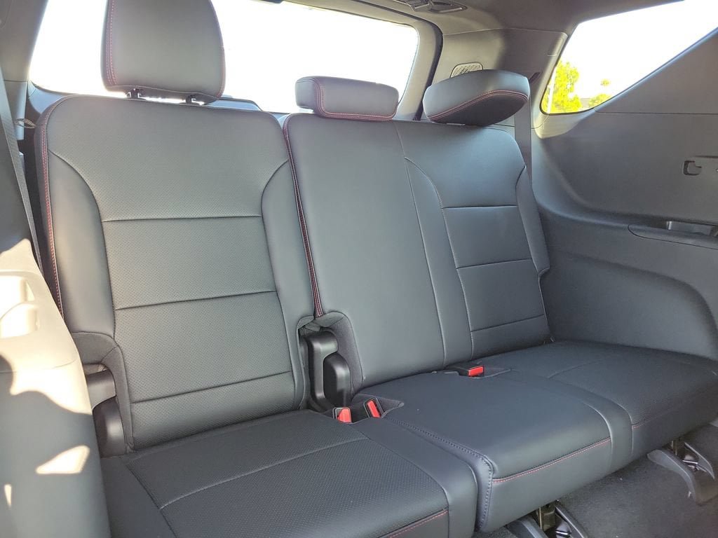 New 2026 Chevrolet Traverse RS w/ LPO, Floor Liner Package AWD/4WD image 21