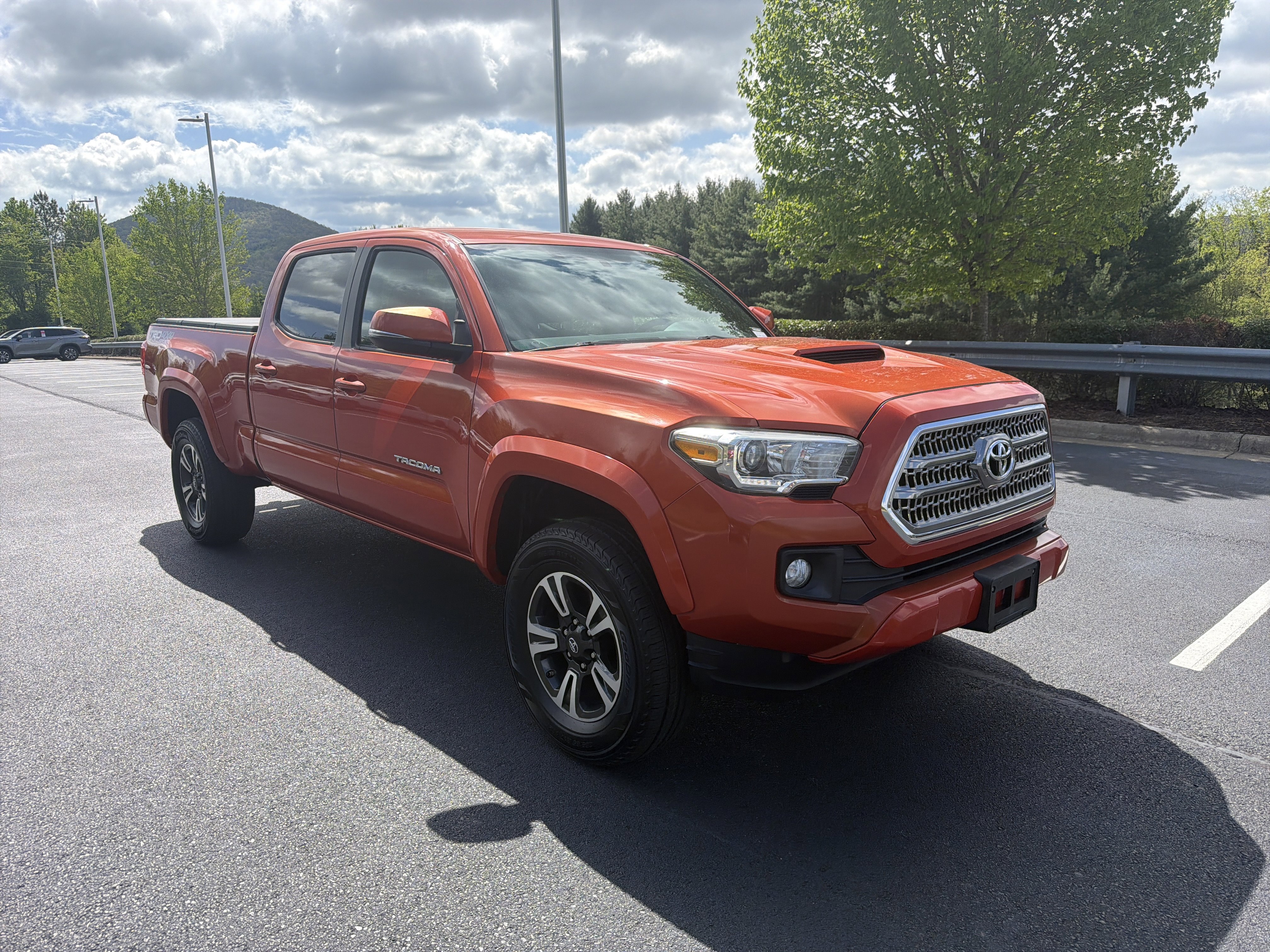Used 2016 Toyota Tacoma TRD Sport w/ Towing Package AWD/4WD image 3