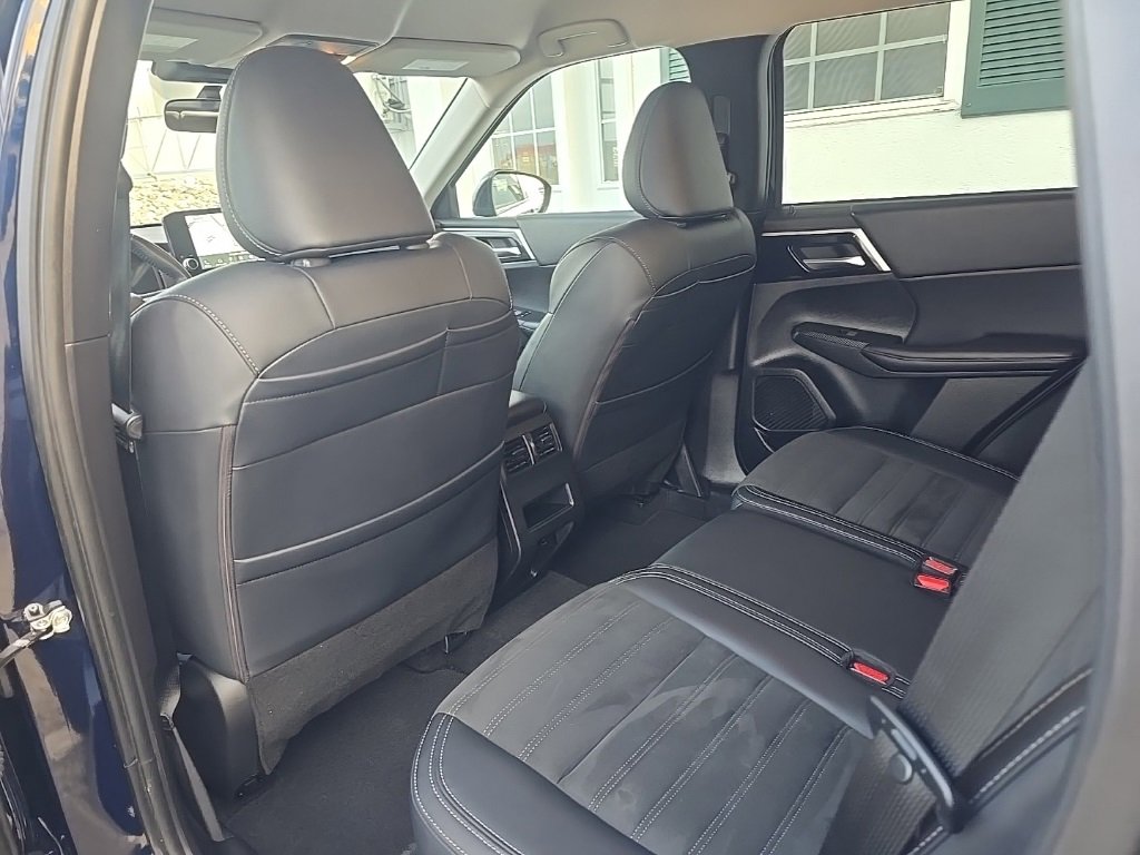 Used 2024 Mitsubishi Outlander SE Black Edition image 18