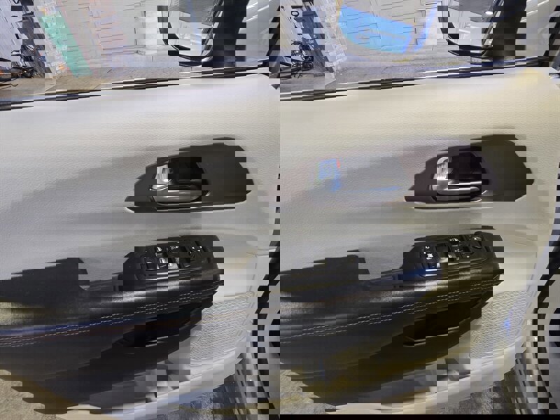 Used 2017 Chrysler Pacifica LX FWD image 12