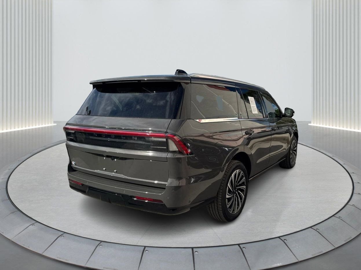 Used 2025 Lincoln Navigator Black Label image 4