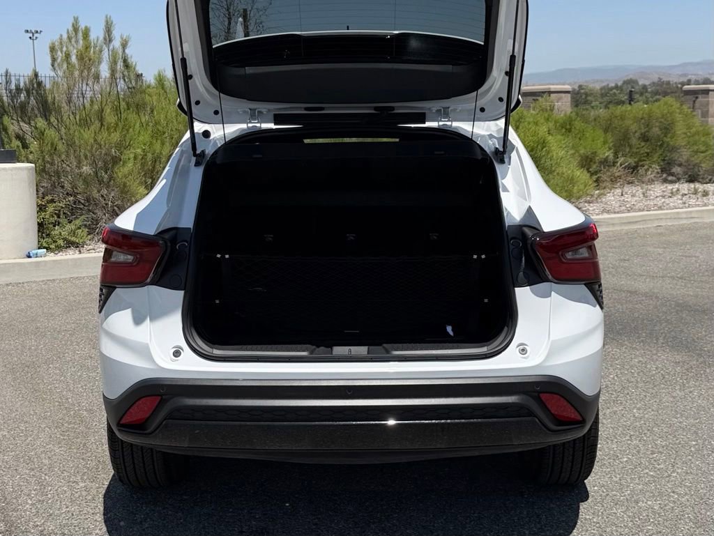 Used 2025 Chevrolet Trax RS w/ Sunroof Package FWD image 13