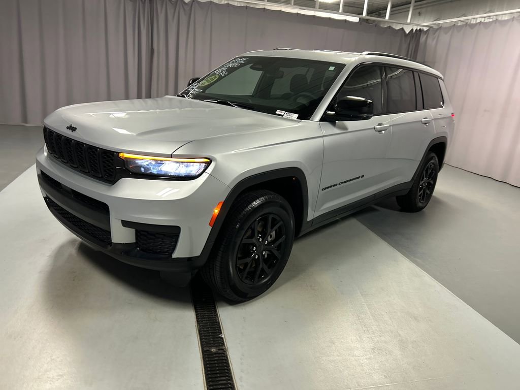 Used 2024 Jeep Grand Cherokee L Laredo image 3
