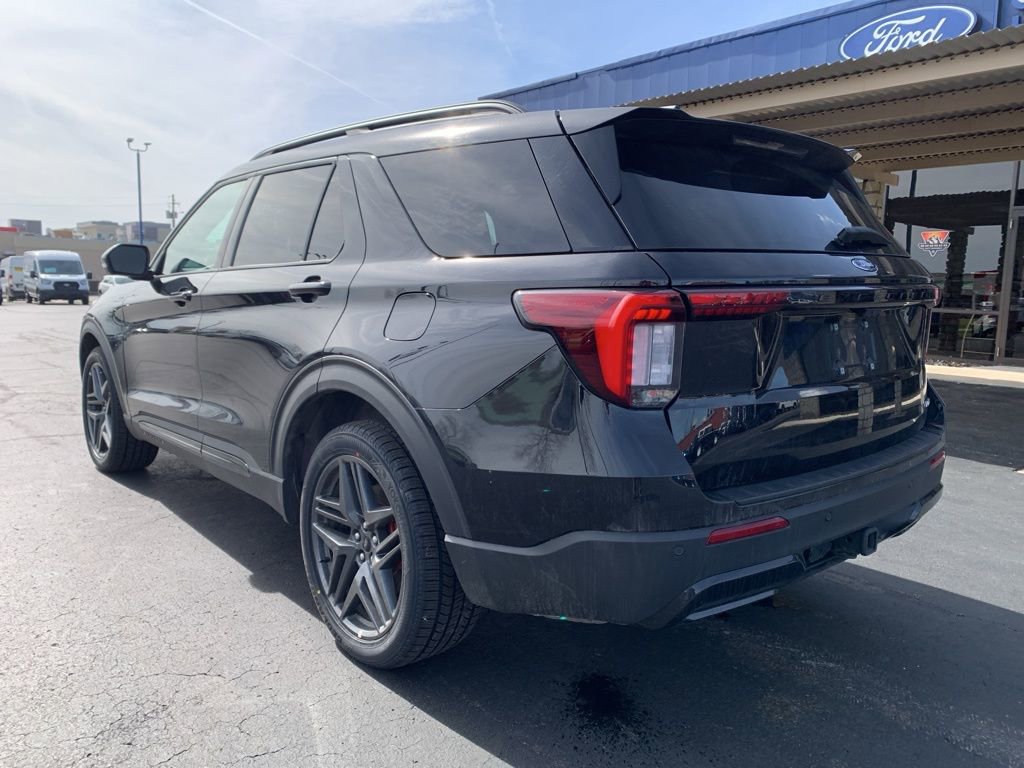 Used 2025 Ford Explorer ST-Line w/ ST-Line Street Pack AWD/4WD image 5