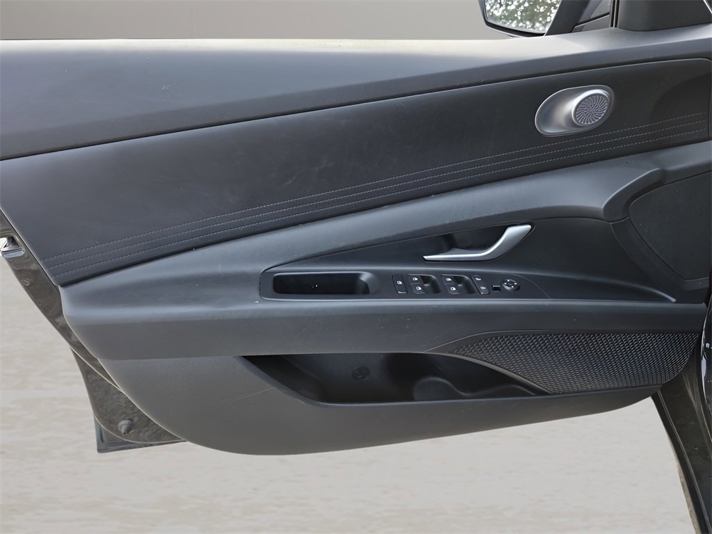 Used 2022 Hyundai Elantra SEL image 15