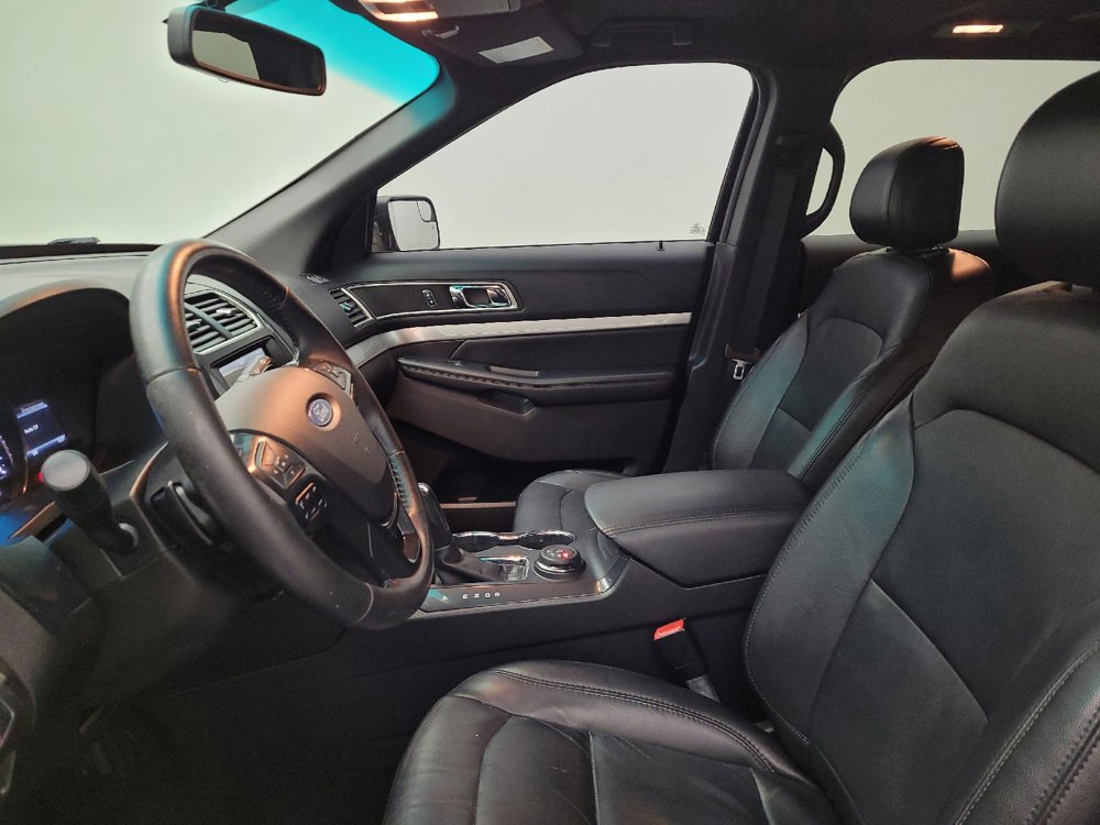 Used 2016 Ford Explorer XLT w/ Equipment Group 202A AWD/4WD image 17