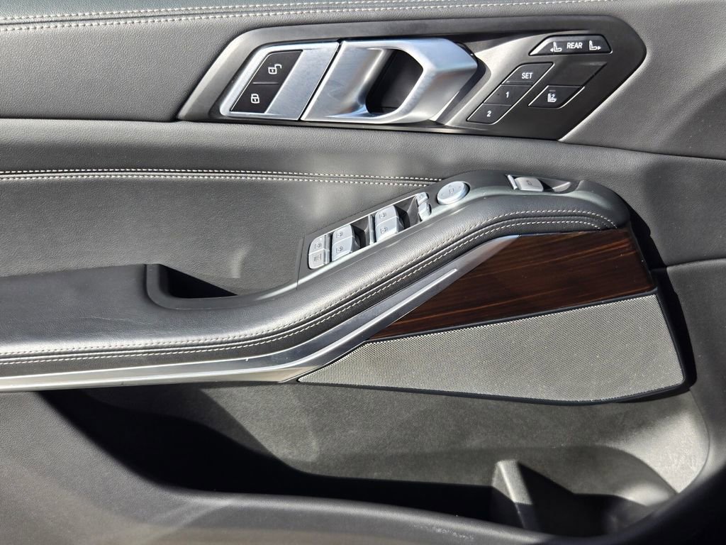 Used 2025 BMW X7 xDrive40i image 28