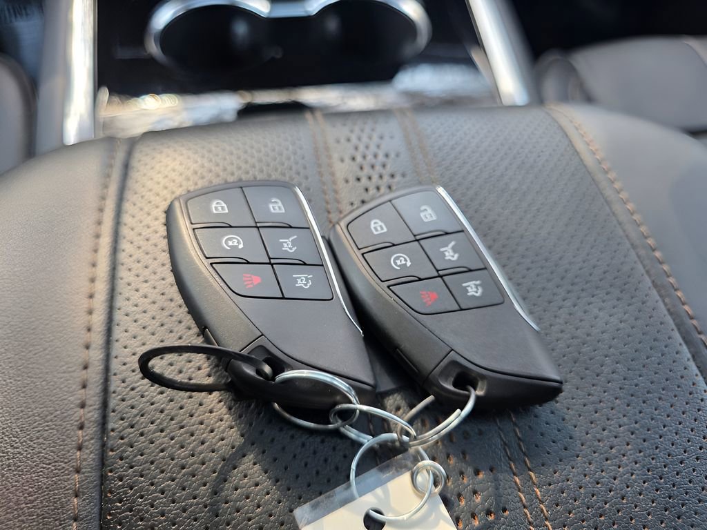 Used 2025 Chevrolet Suburban High Country image 33