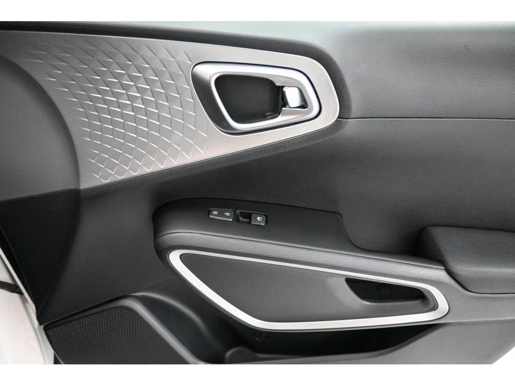 Used 2025 Kia Soul LX image 16