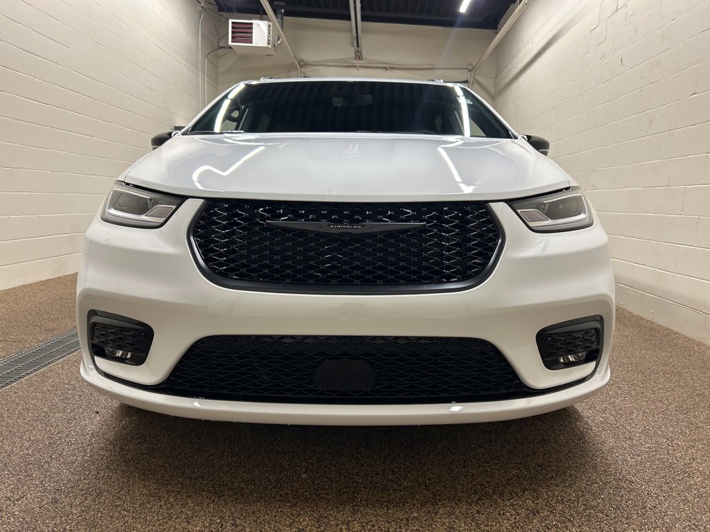 New 2026 Chrysler Pacifica Limited image 6