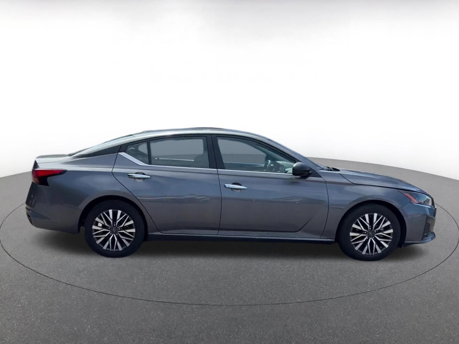Used 2025 Nissan Altima 2.5 SV FWD image 16
