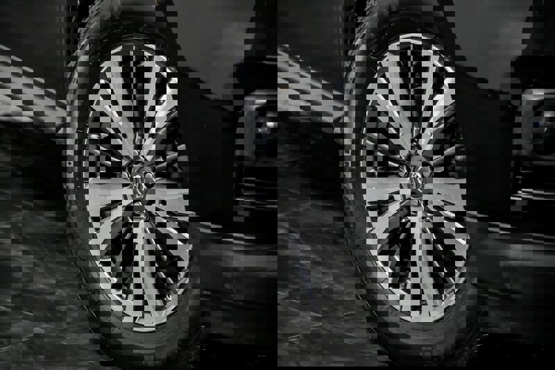 Used 2019 Nissan Pathfinder SV image 3