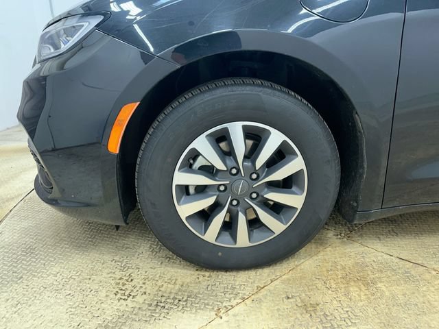 Used 2024 Chrysler Pacifica Limited FWD image 19