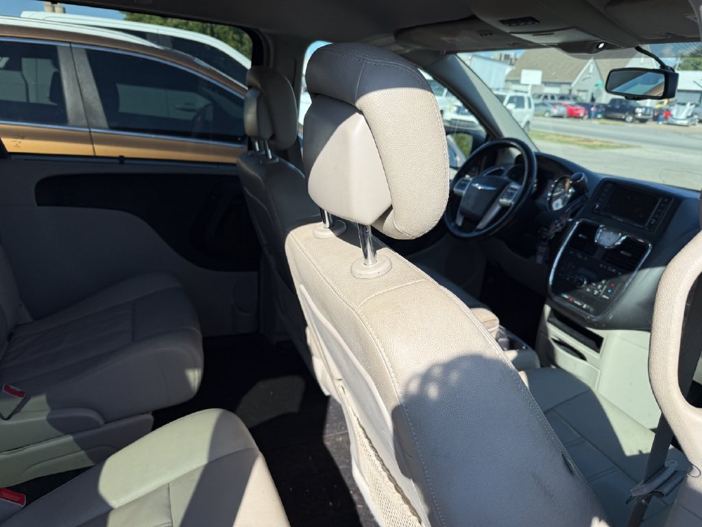 Used 2015 Chrysler Town & Country Touring w/ Driver Convenience Group FWD image 10