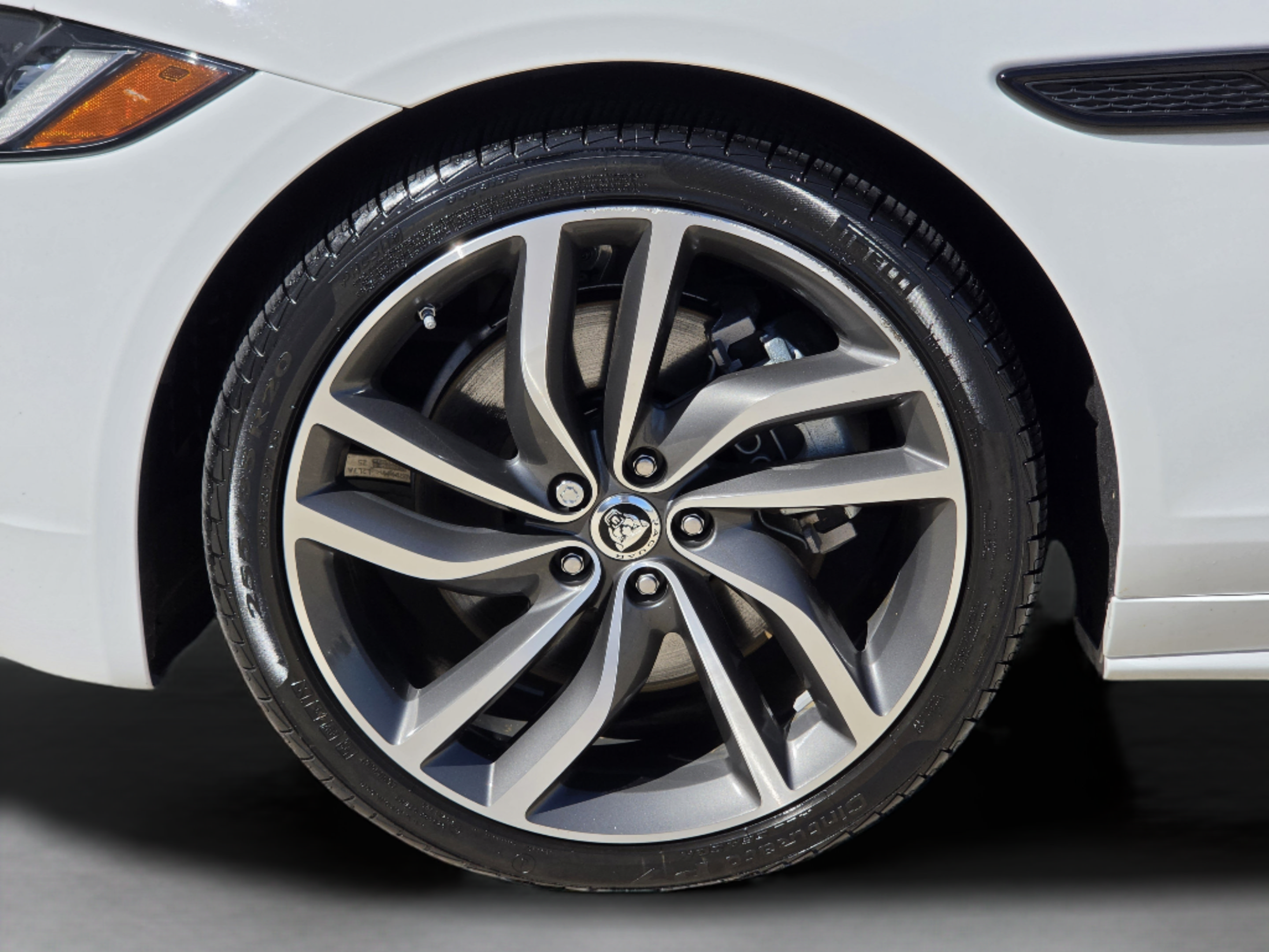 Certified 2024 Jaguar XF R-Dynamic SE AWD/4WD image 33