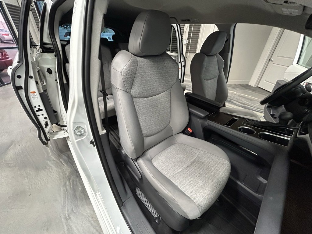Used 2022 Toyota Sienna LE image 5